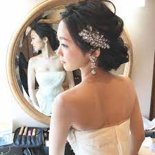 黒髪が綺麗な花嫁 auakaさん お気に入りの ヴェラウォン のドレスを着て 大人な仕上がり ベッドは花嫁のもの イヤリングは fio da aranha ウェディング 黒髪 ウェディング ヘアスタイル ブライダル ヘアアレンジ