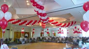 Red And White Spiral Garland Draped Across The Ceiling Decoracion Con Globos Decoracion Navidad Decoracion Bautizo