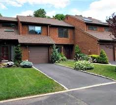 Here 39 S A Cozy Townhouse Community Of Only 15 Units At Hidden Pines Way In Bohemia New York You Can Reach This Destination By Townhouse Condo House Styles
