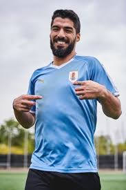 Encontre camisas de futebol uruguai no mercado livre brasil. Modelo Por Um Dia Luis Suarez Apresenta Nova Camisa Do Uruguai Luis Suarez Melhores Jogadores De Futebol Novos Uniformes