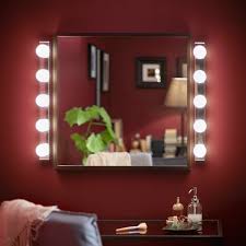 A Vanity Mirror Is Lit On Both Sides With A Rown Of Bulbs Ankleidespiegel Schminkspiegel Beleuchtet Spiegel Mit Gluhbirnen