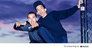 Bigflo & oli ont baigné très jeune dans un univers musical grâce à leurs parents puisque leur père est chanteur de salsa et leur mère une grande fan de la. La Vraie Vie L Album De Bigflo Oli Enfin Disponible