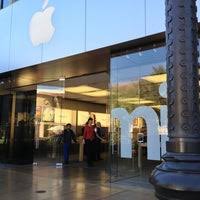 It remained shuttered for nearly three months. Apple Town Square Elektronikladen