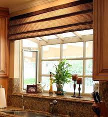 For some, the most attractive part of bay windows is the additional space it gives you for a small sitting area. Fensterbank Deko Mit Pflanzen Die Einen Kleinen Garten Erschaffen Bay Window Decor Kitchen Garden Window Kitchen Bay Window