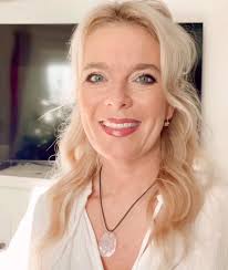 Američan 🇺🇸Dennis Easterling🇺🇸 je držitelem rekordu v houpání na  houpacím křesle? 😮 Vydržel to celých 480 hodin vkuse, což je 20 dní...👍  Nechcete ho...