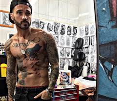 Craque escolheu a zona do pescoço para inscrever uma coroa e um diamante. Casa Dos Segredos Bruno Savate Faz Tatuagem Dedicada Aos Fas