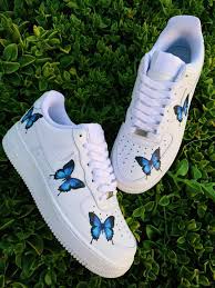 Sneakers da donna pratiche, confortevoli e di tendenza, le sneakers da donna di adidas rappresentano la combinazione perfetta tra tecnologia d'avanguardia e stile sportivo. Blue Drip Butterfly Af1 White Nike Shoes Cute Nike Shoes Fresh Shoes