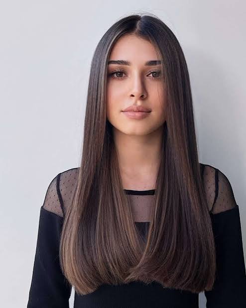 69 Middle Part Hairstyles Trending Right Now