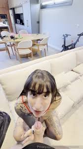 Martina Olvr a beiçola mamando e sentando na rola do amigo - Xvideos Putaria