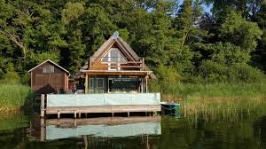 Es ist einfach herrlich, von der terrasse aus die morgendämmerung zu beobachten oder am abend zu sehen, wie die sonne langsam untergeht und sich im see spiegelt. Plauer Seetouristik De Reedgedeckte Urlaubsinsel Mit Boot Und Bademoglichkeit Auf Dem Plauer See