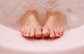 Que vous cherchiez à vous relaxer après avoir piétiné toute la journée, à soulager vos jambes lourdes ou apaiser vos pieds enflés. Les Recettes Pour Realiser Un Bain De Pieds Maison