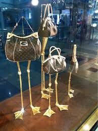 Whimsical And Eye Catching Handbag Display Etalages Etalage Etalage Winkel