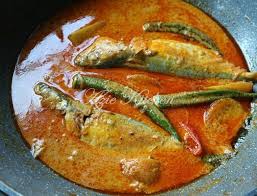Kari ikan sedap dimakan bersama sambal belacan dan ikan goreng. Cugplhyhci7pwm