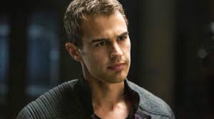 Theo James, quanto è stato difficile prendere le distanze da Divergent