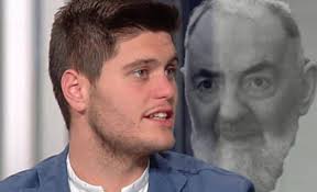 عن صفحة القديس بادر ي بيو . “شعرت بأنّني لست بخير” … أعجوبة القديس بيو مع  الشاب ماتيو كوليلا من إيطاليا ماثيو بيو كوليلا كان في السّابعة من عمره  عندما أصابه مرض