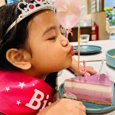 Sebelum ni, banyak dengar perkongsian Dr Aziah di tt. From one topic to  another topic yang berkisar tentang wanita, anak anak and family. After a  while, baru Kak Erin tau yang Dr