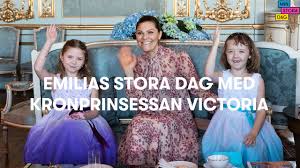 Heir to the throne of sweden (by a change in the constitution effected when she was just two years old, that gives the succession to the eldest child of the current ruler, regardless of gender), victoria has been gently groomed for the part by representative duties, traineeships at the swedish delegation to the un and elsewhere. 7 Ariga Emilias Traff Med Kronprinsessan Victoria Youtube