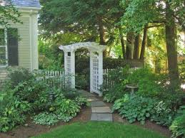 Side Entrance Landscape Design Ideas Pictures Remodel And Decor Traditional Landscape Landscape Design Garden Arch