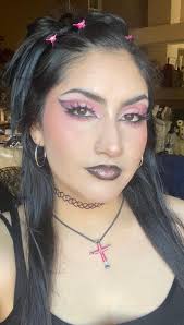 The 90's was peak Goth culture ❤️ U2GASE HE A ERTAINME ¡ERTAIMMENT N ΜΜι