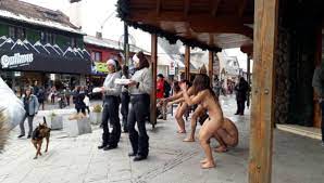Bariloche: con 2º de temperatura, se desnudaron en la calle contra el G