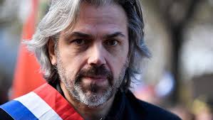 Aymeric Caron, député LFI, s'introduit de force dans une école pour y  déposer son fils, la police intervient sur place