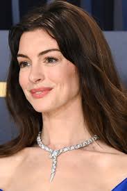Anne Hathaway Is Reviving Her Iconic Pre-Makeover Princess Diaries Hair |  Glamour