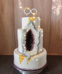 Shine Bright Like An Amethyst Cafepausefreudenstadt Hochzeit Hochzeitstorte Quarz Amethyst Crystal Weddingcake Torte Inspiratio In 2020 Cake Desserts Food