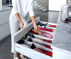 Bu videoda açılmakta ve kapanmakta zorlanan mutfak çekmecesinin montajını sizlerle paylaşıyorum. Cekmece Sistemleri