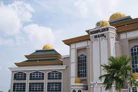 Dalam foto tersebut, ketiga remaja itu nampak melakukan gerakan salat di jalanan dan dua di antaranya nampak sedang menggigit rokok di bibirnya. Majlis Agama Islam Melaka Rasmi Home Facebook