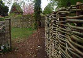 Praktis, ekonomis, efisien, dan sangat modern.tersedia berbagai type mesin yang sesuai dengan ukuran pintu pagar anda. Bagaimana Cara Membuat Wattle Pagar Dengan Tangan Anda Sendiri Arahan 50 Foto