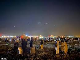 1 day ago · video footage shows hundreds of people running alongside the plane as it taxies along the runway of kabul international airport on monday. Nzf Wk6douf2lm