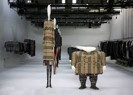 Även om det var för några få inbjudna och området utanför ser ut. Utopian Bodies Fashionable Innovation And Imagination To Wear At Liljevalchs Museum Yatzer