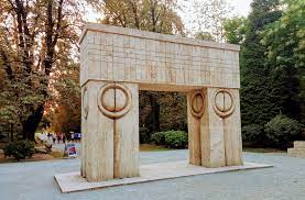 Ceea ce ei numesc abstract este cel mai pur realism atractiile principale ale orasului sunt cele 3 sculpturi ale lui constantin brancusi: Poarta SÄƒrutului Romania Explore