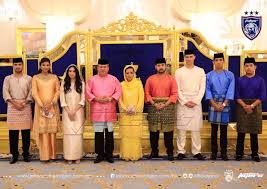 Puteri sultan johor tunku tun aminah sultan ibrahim bakal melangsungkan perkahwinan dengan pasangannya, dennis muhammad abdullah, 14 ogos ini. Johorsoutherntigers On Twitter Congratulations Hh Tunku Tun Aminah Sultan Ibrahim On Her Highness Marriage With Encik Dennis Muhammad Abdullah Https T Co Elgv0prufl Https T Co Cqnuycuz6r