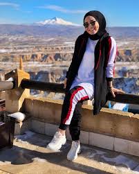Image May Contain 1 Person Standing Shoes Sky And Outdoor Giyim Spor Giyim Moda Kadin