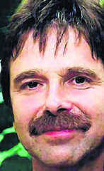 Schellenaar geeft pianoconcerten voor Oxfam in de huiskamers