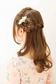 ハーフアップ ミディアムヘアスタイルギャラリー 最新ヘアカタログ 人気の髪型をさがすなら ウェディング ヘアスタイル 袴 ヘアスタイル ハーフアップ 卒業式 袴 髪型