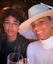 Loretta Moon's Instagram, Twitter & Facebook