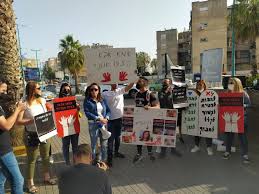 במקרה אחר ניגשה אליו (מעודה) עת ישב על כיסא והטילה אותו בחזקה על הרצפה. L1jkskoyoozntm