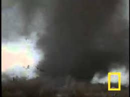 It killed 74 people and injured 205, almost 1/3 of the population. Tornade F5 Youtube