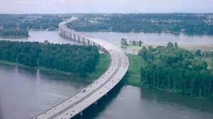 Trova immagini stock hd a tema aerial view glenn l jackson memorial e milioni di altre foto, illustrazioni e contenuti vettoriali stock royalty free nella vasta raccolta di it is a segmental bridge that spans the columbia river between vancouver, washington and portland, oregon. Car Fell Off I 205 Glenn L Jackson Memorial Bridge Into Columbia River
