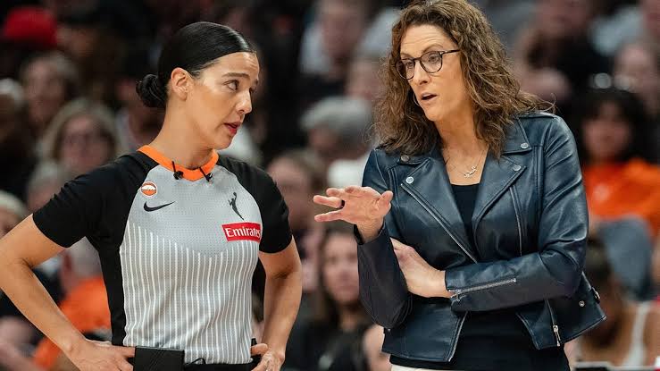 Head Coach Stephanie White on the sideline, do AI tạo