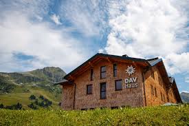 Restaurants, bars, shops and ski rentals are located very. Dav Haus Obertauern Bewirtschaftete Hutte Outdooractive Com