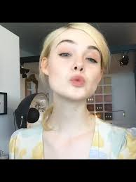 Effie Trinket y Dakota Fanning: Vibes de hermana