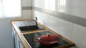 Le remplacement du plan carrelé a suffit pour donner un coup de neuf. Changer Son Plan De Cuisine Avec Evier Et Plaque De Cuisson