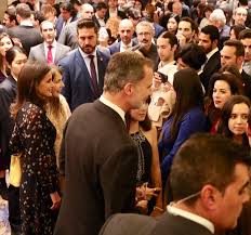 Learn how to tell time in spanish with complete instructions and more than two dozen sample sentences. Queen Letizia Premiers A Confetti Printed Dress For Final Engagements Of State Visit To South Korea Queen Letizia Style