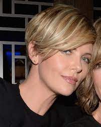 Charlize Theron S Growing Out Hair Is Amazing And On Sesame Street Cheveux Courts Coupe De Cheveux Courte Coupe De Cheveux