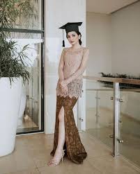 Belahan di bagian belakang rok ini biasanya di buat untuk rok jenis span, untuk lebih melonggarkan pengguna nya saat berjalan cara membuat rok yg mudah utk bawahan kebaya atau blus. 30 Model Kebaya Modern Terbaik 2020 Yang Bikin Penampilanmu Terlihat Flawless Dan Inspiratif Ubeauty