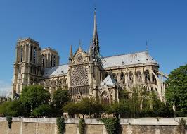 Un important panache de fumée et des flammes semblant s'élever de la partie en cours de rénovation de l'édifice religieux, la flèche, étaient visibles en début de soirée. Notre Dame De Paris En Photos Et Videos Par Drones Et Ballon Dirigeable Avant L Incendie