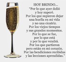 Imagen con la frase de la vida un brindis por esos momentos que no podemos publicar, pero jamas olvidaremos. A La Luz Del Dulce Abismo Frases De Brindis Frases De Sabiduria Frases De Feliz Navidad